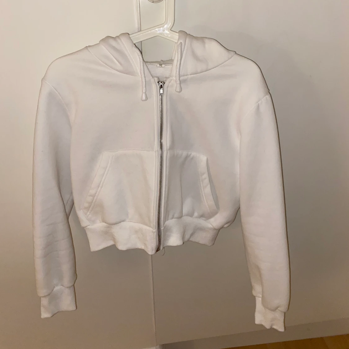 Vit croppad hoodie