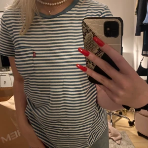 LEVI’S TRÖJA för 150kr, storlek xs/s 💙 - Jag säljer en jätte fin och bekväm levi’s tröja!! Den är i storlek xs men är ganska stor 💙  endast 150kr ⚡️⚡️ FRAKT PÅ 66kr 📦 kom privat för intresse 💙