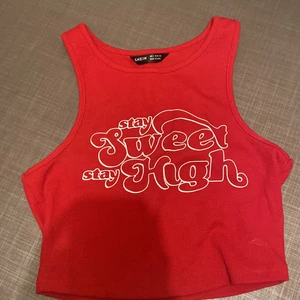 topp  - 4-5 månader gammal , använt 1 gång och är kort. storlek S