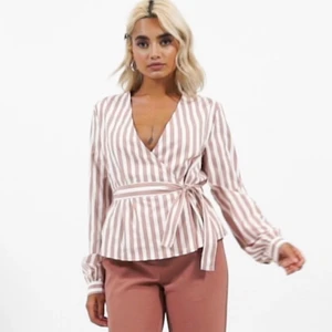 Randig blus från NA-KD  - Säljer denna fina blus skjortan från NA-KD. Den är andvänd ett fåtal gånger men är i bra skick ☺️ köparen står för frakt 