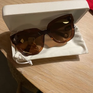 Chimi 08 coco  - Säljer nu mina chimi solglasögon i modell 08 färg coco med spegelglas. Så himla fina. Tyvärr har glasen blivit smutsiga vilket syns på sista bilden… inget jag får bort men inte heller något jag har tänkt på när jag haft på mig dom. Annars fina🌸 nypris 1100kr. Kan gå ner i pris vid snabb affär