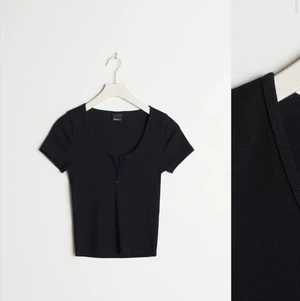 Ginatricot  - Skön lite liten vid bysten för min smak. Köparen står för frakten 🚌