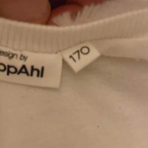 En vit tröja med dragkedja, storlek 170 och är sann i storleken! Den är från Kappahl och är fin i skicket!