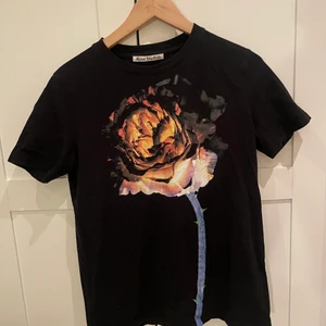 Acne t-shirt - Cool tröja från acne som ny! Storlek s