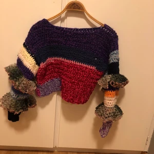 Handvirkad kort tröja  - Restgarnströja  Byst ca 49 cm  Rygg höjd ca 35 cm  Armar ca 58 cm  10% av vinsten går till välgörenhet  (Obs kan finnas spår av djurhår)