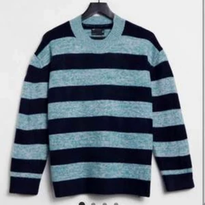 Randig stickad tröja  - Säljer denna super snygga randiga tröja! 💙💙den är i nästan ny skick! 