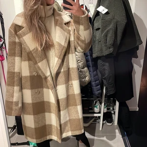 Kappa från Gina - Jätte fin kappa som sitter oversize i storlek M men passar en S också då den inte är jätte stor i storleken. 