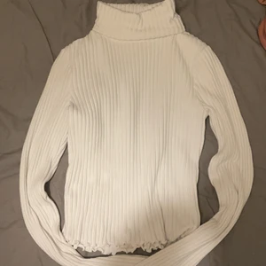 Vit tröja - En vit tröja ifrån Gina. Den är knappt använd så i fint skick!