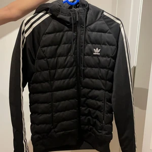 Adidas jacka - En adidas vinterjacka som är i fint skick!