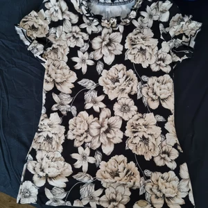 Festlig T-shirt  - Svalt och skönt tyg , stl 34 , använd fåtal gånger,  passar till det mesta :)