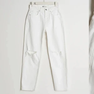 Vita jeans - Samma model som de populära hinden från gina men i färgen vit istället. Använda fåtal gånger och har inga defekter. Dom är slutsålda på hemsidan och är i storlek 36. Säljer för 150kr+frakt❤️