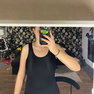 Body - Säljer denna sjukt snygga bodyn från märket pieces. Har för mig att jag köpte den för 199kr mitt pris 70kr. Den är knappt använd och är i storlek M. Köparen står för frakten❣️