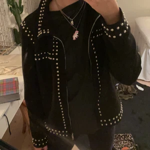 Jacka🖤 - Sjukt snygg jacka med nitar🍒 Storlek L men psssr mig perfekt som är en xs/s❤️