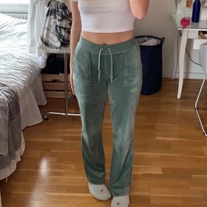 Juicy couture mjukisbyxor  - Funderar på att sälja mina älskade juicy byxor eftersom dom har blivit för stora 💔byter annars gärna med någon som kan mötas i Stockholm till en xs! Köpte dom i juni och är sparsamt använda💕💕 