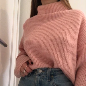 Stickad tröja i strl XS - Stickad tröja från & other stories. Köparen står för frakt. 