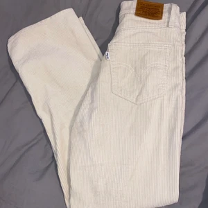 Levis Ribcage Jeans - Levis Ribcage Straight Ankle (Sand), De populära levisjeansen i manchestermaterial💗 Det står W25 och L30 men skulle säga att de passar en W24-W28 då jag fortfarande fick på mig dom utan att de satt ”för tajt” när jag hade W28🥰 