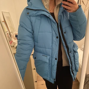 Vinterjacka - Säljer denna varma vinterjackan som liknar fjällrävens. Den är supervarm och skön till vintern och har en härlig blå färg. Storlek XS. Nypris 1100 kr