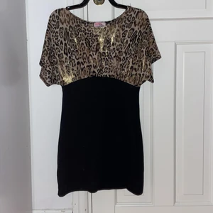 Kort klänning  - Skick - 10/10. Material - leopard stretchigt, glansigt och luftigt, svart är tjockt, matt och tight. Klänningen är figursydd. Står från 8-16 år, motsvarar XS/S. Aldrig använt. ⚡️