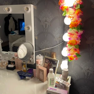 Sminklampor  - Säljer mina smink lampor två stycken man hänger på väggen, köpta för mindre en 1år sen lite dammiga men gör självklarts rena innan dem säljs, inget fel allt funkar har en vanlig knapp att sätta på dom med på vänster sida! Kom med bud vill bli av med så fort som möjligt😁