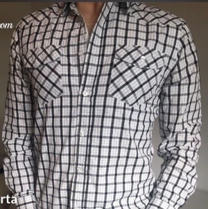 Killskjorta - Kill skjorta slim fit  storlek medium.märke är smog från dressman har kostat 499kr .använd 4-5 gånger fortfarande helt ny . Önskar ni mer om mått eller annat så säg gärna till er 