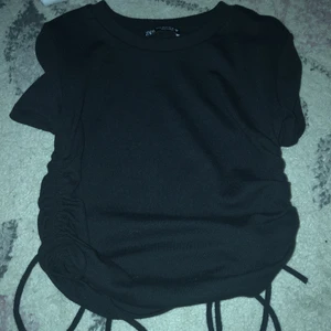 Tröja från Zara  - Tröja från Zara som har fina snören vid midjan. Storlek M. Men känns som en S. 