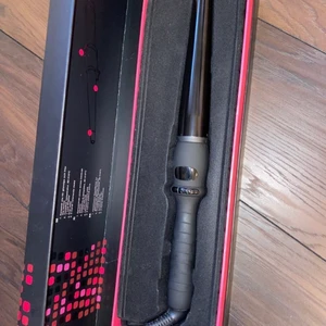 Helt ny och oanvänd locktång/hårfön!! - Helt ny locktång som aldrig har använts då jag insåg att jag vill ha en annan och har inget kvitto kvar.  Så den är helt ny som direkt från butik!  Kostar ca 750kr Köpt på lyko, så riktigt bra kvalitet!