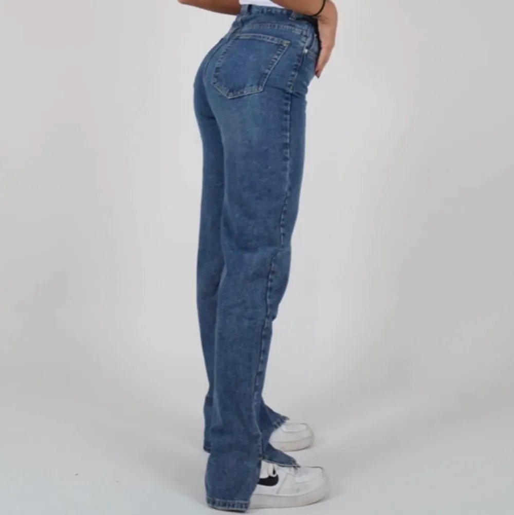 Helt slutsålda och oanvända mörkblå jeans från det danska populära märket Venderby’s. Aldrig använda och skit snygga men tyvärr för stora för mig. Köpte dom från hemsidan för över 700kr. Köparen står för frakten💖. Jeans & Byxor.