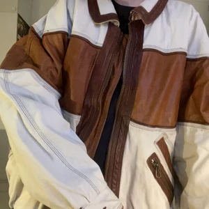 Vintage läderjacka - Intressekoll på denna ascoola jacka, ganska varm och har bra fickor, väldigt stor och ganska tung dock men vad gör man inte för swaget🙏🏼 (osäker på frakten men gissar att det blir mycket då den är stor o tung)