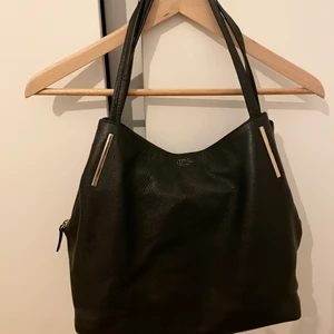 Väska Vince Camuto  - Väska från märket är Vince Camuto New York.   Nypris 1300kr