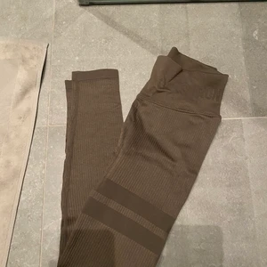 Stronger träningsbyxor - Str S i färg khaki. Helt nya! 