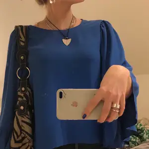 Jättefin blå blus med långa armar❤️