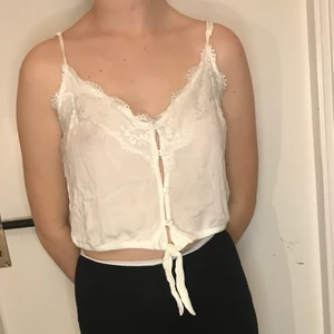 Söt vit topp - Jätte söt vit topp med anpassningsbara straps. I storlek 34 men passar även mig bra som bär storlek s. 