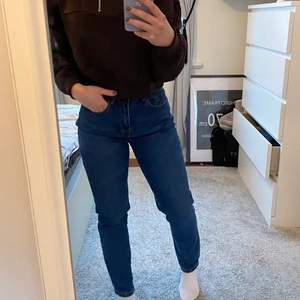 Mörkare jeans - Jättesköna mörkare blåa jeans som sitter skönt! Nyskick