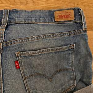 Jättefina jeansshorts från Levis. Storlek 4 som motsvarar Small.