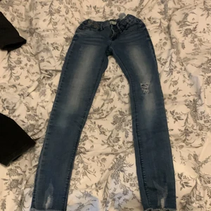 100kr  storlek 140 - Dessa Jens kostar ca 300kr nya jag säljer dem för 100kr plus frakt. Jag säljer dem för dem är alldeles för små..