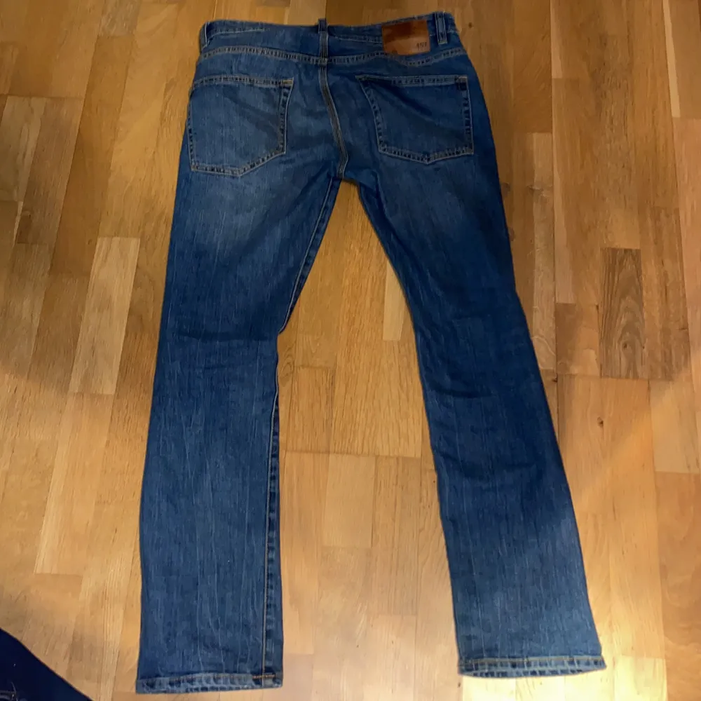 Jeans från lager 157 köpta för 175 så säljer dem för 80-100 dem är i 34 i bredd och 32 i längd och har knappt gått till användning så är i nyskick . Jeans & Byxor.