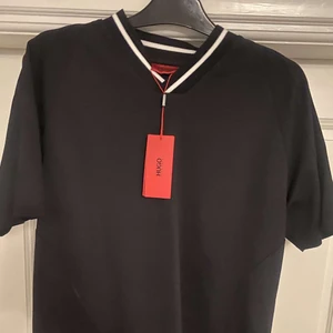Hugo Boss - Säljer en oanvänd piketröja från Hugo Boss som jag fick i present. Storlek M Från Johnells