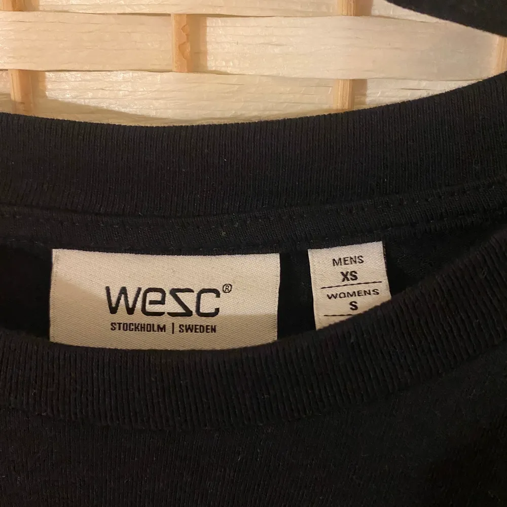 T-shirt från WESC köpt på Junkyard, passar någon med S/M, nyskick knappt använd!. T-shirts.
