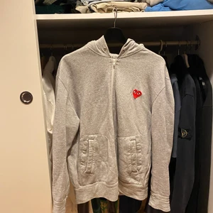 CDG hoodie storlek L  - Cond 8/10 inga flaws endast general wear.                                     Storlek: L sitter mindre.                                                                     Nypris 3000kr. Tar bud från 1000kr 