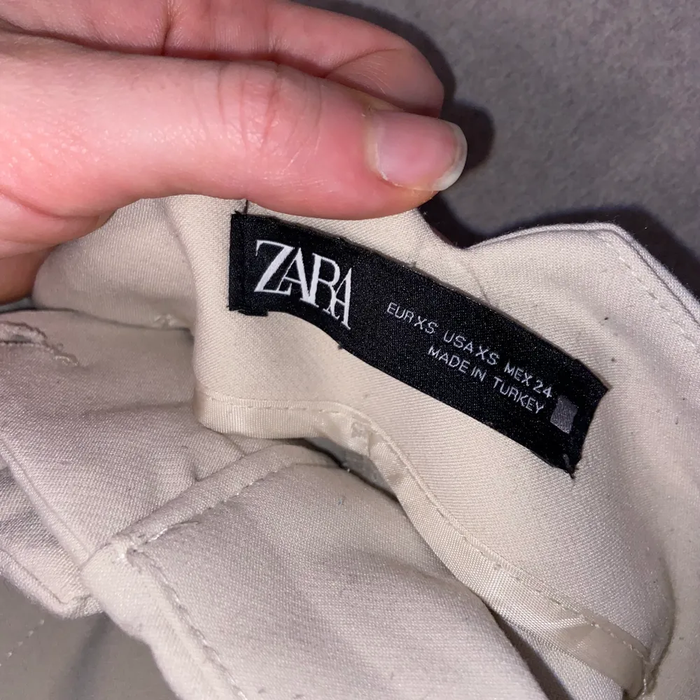 Säljer mina kostymbyxor från Zara som är så fina men tyvärr för små för mig nu.. Beiga i storlek xs🤍. Jeans & Byxor.