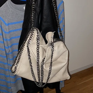 Vit Stella McCartney liknande väska - Intressekoll på min fina Stella McCartney liknande väska. Den är vit med tre silvriga kedjor samt flera fack på insidan. Köptes utomlands o har inga slitningar. Storlek syns bra på bild 3. Om många är intresserade startas budgivning! Skriv gärna privat, kram! 💋