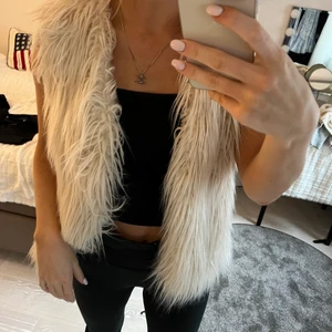 Pälsväst - Beige jättefin från zaras barnavdelning men stor så passar xs-m