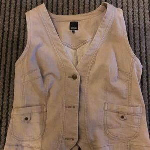 Väst - Väst köpt här på plick! Det står ingen storlek på den men den passar mig som är en s. Köparen står för frakten. Kontakta om du har frågor eller är intresserad.