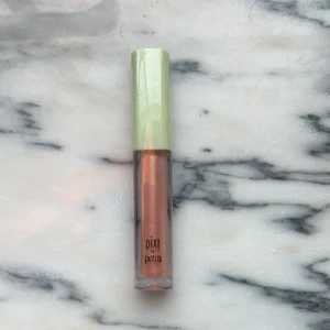 Pixi lip gloss - Glossy lip plumper från pixi. I färgen honey sheen. Helt oanvänt med plasten kvar. Frakt tillkommer. 