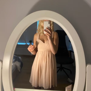 Ljusrosa finklänning - Jättefin ljusrosa klänning som tyvärr har blivit för liten för mig. Nypris ca 1000 kr. Den är från Lipsy London i storlek 8, skulle säga att den passar en XS. Jättegullig dragkedja som visas på tredje bilden! 