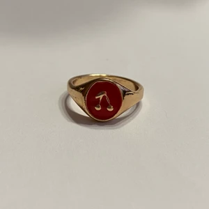 Ring - Röd silverring med körsbär.