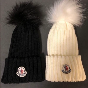 Moncler hue  - 2 for 600, 1 for 400, aldrig brugt 