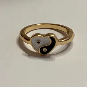 Silverring i form av en hjärta med en Yin-yang.