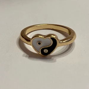 Ring - Silverring i form av en hjärta med en Yin-yang.