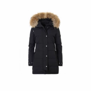 Hollies jacka subway /PRIS KAN DISKUTERA - Snygg o hållbar vinterjacka med äkta päls. Modell: Subway. Strl s/36 skriv för fler bilder, som sagt pris kan diskuteras!💛